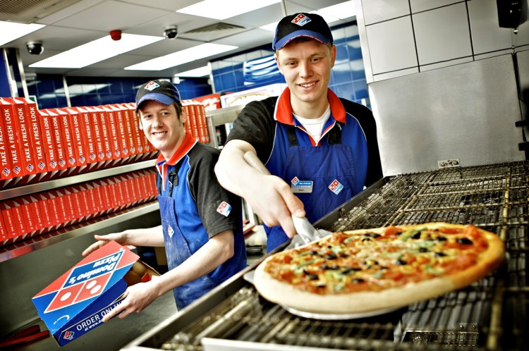 Entuzjaści pizzy w swoim żywiole, w pizzerii
