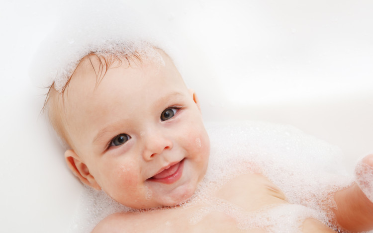 Mycie głowy niemowlaka to wyzwanie dla świeżo upieczonego rodzica