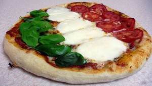 Margherita to tradycyjna włoska pizza przyprawiona kolorami włoskiej flagi