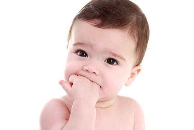 Dziecko z bolesnym ząbkowaniem radzi sobie jak może... Rączki w buzi to jeden ze sposobów!
