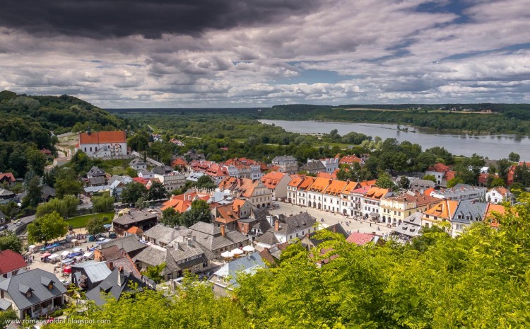 Kazimierz Dolny to urocze miasteczko położone na prawym brzegu Wisły, w jej Małopolskim Przełomie