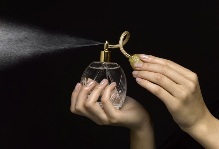Większość z nas nie wyobraża sobie wyjścia z domu bez skropienia się perfumami. Czym pachniemy?