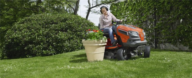 Traktor ogrodniczy należy dobrać do metrażu trawnika oraz specyficznych warunków, np. powierzchni mocno nachylonych lub gęsto porośniętych drzewami i krzewami