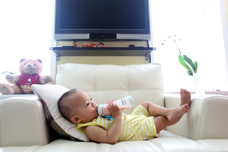 Ulewanie u niemowląt to naturalna reakcja, którą można zaobserwować u większości maluchów, bez względu na sposób ich karmienia