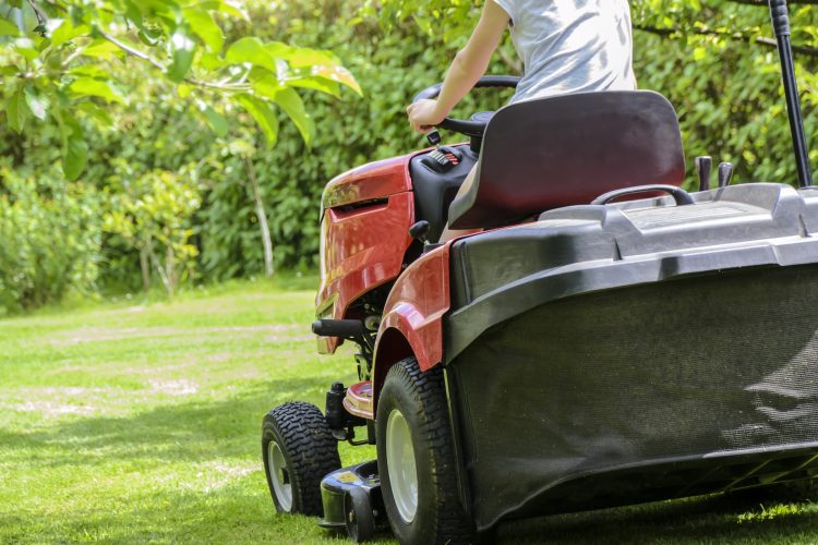 Traktory do koszenia trawy to doskonałe rozwiązanie dla osób posiadających ogrody o powierzchni powyżej 2 tyś m2 - koszenie jest szybsze i efektywniejsze